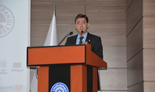 web sitesinde haber muhabirisin bu içeriğe göre dikkat çekici başlık yazar mısın. Başlığın uzunluğu en fazla 50 karakter olsun 
Edebiyat Fakültesi Prof. Dr. Nuri Bilgin Konferans Salonu’nda yapılan etkinlikte konuşmacı olarak Edebiyat Fakültesi Tarih Bölümü Yakınçağ Tarihi Anabilim Dalı Başkanı ve Atatürk İlkeleri ve İnkılap Tarihi Uygulama ve Araştırma Merkezi Müdürü Prof. Dr. Cihan Özgün yer aldı. Etkinliğe, EÜ Edebiyat Fakültesi Dekanı Prof. Dr. Yusuf Ayönü, Atatürk İlkeleri ve İnkılâp Tarihi Bölüm Başkanı Prof. Dr. Nuri Karakaş, Edebiyat Fakültesi Dekan Yardımcısı Dr. Öğretim Üyesi Yasin Kaya, İzmir Araştırma ve Uygulama Merkezi Müdürü Doç. Dr. Olcay P. Yapucu, akademisyenler, öğrenciler ve çalışanlar katıldı.         Konuşmasında 30 Ağustos ruhunun ortaya çıkma sürecini anlatan Prof. Dr. Cihan Özgün, “Doğu-Batı çatışmasının sonucu bizi 30 Ağustos zaferine götürdü. Mustafa Kemal Paşa’nın günümüze miras bıraktığı bir takım anlayış ve tutumlar vardır. Mustafa Kemal Paşa önce, sürekli savaşlarla yıpranmış, moral ve motivasyonu bozulmuş olan Türk milletinin üzerindeki yılmışlık psikolojisini atmayı başardı. Ardından Türk milletine ‘bir milletin istiklaline sahip olması hayatta olmasından daha mühim’ olduğu gerçeğine ikna etti. Farklı alanlarda çok sayıda kitap okuyan, not tutan, sorgulayan Mustafa Kemal Atatürk ‘Ben size taarruzu değil, ölmeyi emrediyorum’ sözündeki ruhla kazanılan Kurtuluş Savaşı sonrasında Türk milletini ulus bilinciyle konsolide etmeyi başardı. Mustafa Kemal Paşa’nın kıvrak zekâsıyla 30 Ağustos zaferinde göstermiş olduğu üstün başarısı, Türk milletinin kurtuluşu için bir dönüm noktası oldu” dedi.         Zafer öncesi gerçekleştirilen muharebelerin, Türk milleti adına bir dönüm noktası olduğunu ifade eden Prof. Dr. Özgün, “Korkular ve kaygılar içerisinde olan bir toplumun liderine biat eden bir yapıya bürüneceğini düşünen Mustafa Kemal Paşa’nın en önemli kazanımları 1. ve 2. İnönü Muharebeleridir. Bu muharebeler, Türk kuvvetlerinin başarıya ulaşacağının sinyalini vermiştir. Kütahya-Eskişehir Muharebelerinde alınan yenilgi, Sakarya Meydan Muharebesinde alınan galibiyetle telafi edilmiş ve 30 Ağustos büyük zaferine giden süreci ateşlemiştir. Mustafa Kemal Paşa’nın savaş sanatını ve psikolojisini bilmesi, öngörüsünün üst düzey olması, gelgitleri kısa sürede çözüme kavuşturdu” diye konuştu.         “Batı devletleri, Türk’ün zaferine boyun eğmiştir”         30 Ağustos’un Türk milleti adına kazanımlarından bahseden Prof. Dr. Özgün,  “Bu büyük zafer öncelikle kaderci anlayışı yıkmıştır. Milli iradenin hakim kılındığı bir Türk devletine geçiş gerçekleşmiştir. Batı devletleri, Türkofobi nedeniyle Türkleri tahkir etmeyi bırakmış ve Türk’ün zaferine boyun eğmiştir. Türk milleti, öncelikle istiklaline, bir bayrağa, bir marşa, kendine ait bir renge kavuşmuştur. Özetle, Mustafa Kemal Paşa Türk milletine, ‘mücadelenin yenildiğinde değil vazgeçildiğinde kaybedileceğini öğretmiştir” dedi.Gazi Mustafa Kemal Atatürk öncülüğünde başlatılan kurtuluş mücadelesi ve Başkomutanlık Meydan Muharebesi’nin önemine değinilen etkinlikte konuyla ilgili katılımcılara Dokuz Eylül Üniversitesi Atatürk İlkeleri ve İnkılap Tarihi Enstitüsü’nün katkılarıyla hazırlanan bir “Belgesel Gösterimi” de gerçekleşti.