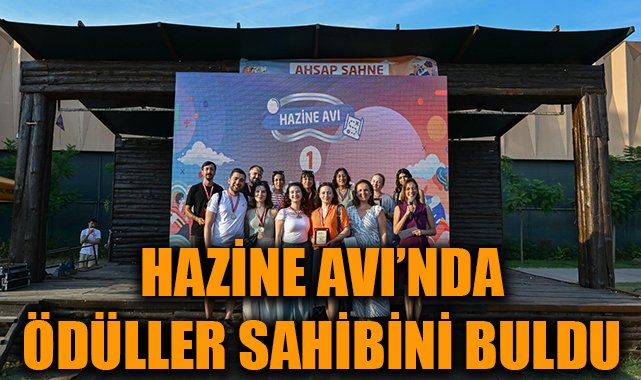 web sitesinde haber muhabirisin bu içeriğe göre dikkat çekici başlık yazar mısın. Başlığın uzunluğu en fazla 50 karakter olsun 
Bu yıl kapılarını “Teknoloji” temasıyla açan 93. İzmir Enternasyonal Fuarı, her yaş grubuna hitap eden birbirinden renkli etkinlikler, konserler, söyleşiler, gösterilerle ziyaretçilerini ağırlıyor. Fuar kapsamında, katılımcılarına Kültürpark’ta heyecan dolu bir macera yaşatan Hazine Avı yarışması da düzenlendi. İzmir Büyükşehir Belediyesi ev sahipliğinde İZFAŞ tarafından, “Teknoloji” temasıyla gerçekleştirilen İzmir Enternasyonal Fuarı’nda konserler ve birçok etkinliğin yanında temaya özel olarak Hazine Avı da düzenlendi. Etkinliğe katılan yarışmacılar, temaya özel şifreleri bulmaya çalışarak Kültürpark’ta heyecan dolu bir macera yaşadı. Dörder kişiden oluşan 20 grubun katıldığı Hazine Avı’nda, yarışmacılar, oyunun başlaması ile birlikte Kültürpark içinde oluşturulan farklı rotalardan giderek gizlenen şifreleri çözmeye çalıştı. Kıyasıya mücadele<br>Ekipler; Mustafa Kemal Atatürk ve İsmet İnönü Heykeli, Nazım Hikmet Heykeli, Yelken Heykeli, Nejat Uygur Büstü, Zeki Müren Heykeli, Cevat Şakir Kabaağaçlı Büstü, Kaskatlı Havuz Kadın Heykeli ve İzmir Büyükşehir Belediyesi standına gizlenen ipuçlarını bulup yanıtlara ulaşarak bitiş noktasına en hızlı dönen olmak için mücadele etti. Katılımcılar, İzmir’in görülmeye değer bölgelerini sanki bir VR gözlüğün içindeymiş gibi görmeye ve sıradaki ipucunu bulmaya yönlendirildi. Yarışmayı 53 dakika 8 saniyede bitiren Göksu Vaynioğlu, Şevval Esin Gerzo, Didemır Sarıkaya, Onur Karaağaç’tan oluşan takım birinci oldu. Birinci ekibe ödülleri, İZFAŞ Halkla İlişkiler ve Etkinlikler Müdürü Şebnem Şendil tarafından verildi. Hazine Avı etkinliği İEF kapsamında 7 Eylül günü bir kez daha düzenlenecek.