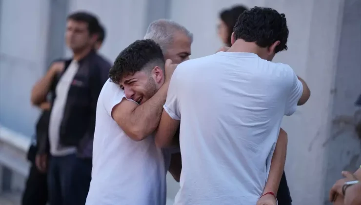 İzmir’de Alt Geçide Düşen Otomobil: 3 Ölü, 2 Yaralı