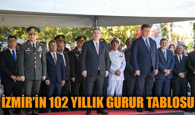 web sitesinde haber muhabirisin bu içeriğe göre dikkat çekici başlık yazar mısın. Başlığın uzunluğu en fazla 50 karakter olsun 
İzmir’in işgalden kurtuluşunun 102. yıl dönümü kutlamaları kapsamında konak Atatürk Meydanı’nda temsili bayrak töreni yapıldı. Törende İzmir’in kurtuluşunu canlandıran süvari birlikleri Hükümet Konağı’nın önüne geldi ve Yüzbaşı Şerafettin’i temsil eden bir asker göndere Türk bayrağı çekti.<br><br>İzmir’in işgalden kurtuluşunun 102. yıl dönümü kentte coşkuyla kutlanıyor. 9 Eylül kutlama programı kapsamında Konak Atatürk Meydanı’nda bayrak töreni düzenlendi. Törene İzmir Valisi Süleyman Elban, Ege Ordusu ve Garnizon Komutanı Orgeneral İrfan Özsert ve İzmir Büyükşehir Belediye Başkanı Dr. Cemil Tugay’ın yanı sıra milletvekilleri, muhtarlar, siyasi parti temsilcileri, kamu kuruluşları, üniversiteler ve sivil toplum örgütlerinin temsilcileri katıldı. <br><br>Süvari birliklerinin Konak Meydanı’nda girişi ilgiyle izlendi  Konak Atatürk Meydanı’na gelen süvari birlikleri, kentin kurtuluşunu simgeleyen tarihi sahneyi bir kez daha canlandırdı. İzmirlilerin alkışları arasında bir asker Türk Bayrağı’nı Hükümet Konağı’nın gönderine çekti. Bayrağı göndere çeken askere Kur’an-ı Kerim ve bayrak takdimi edildi. İzmir Büyükşehir Belediye Başkanı Dr. Cemil Tugay da Yüzbaşı Şerafettin’i temsil eden Süvari Birlikleri Komutanı’na teşekkür plaketi sundu.