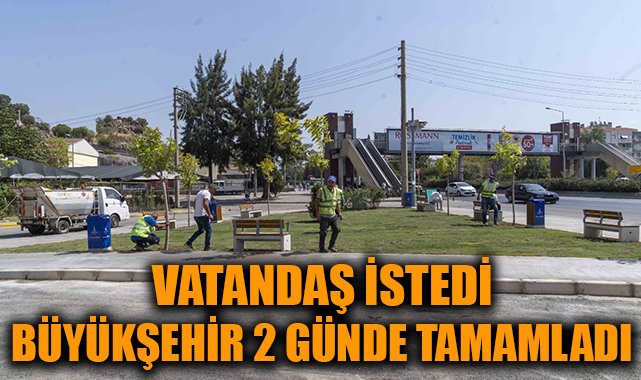 web sitesinde haber muhabirisin bu içeriğe göre dikkat çekici başlık yazar mısın. Başlığın uzunluğu en fazla 50 karakter olsun 
İzmir Büyükşehir Belediye Başkanı Dr. Cemil Tugay’ın Anadolu Caddesi incelemeleri sırasında Soğukkuyu’da yol kenarında bulunan alanın peyzaj çalışmaları iki gün içinde tamamlandı. Halktan gelen talepler doğrultusunda dinlenme alanı olarak tasarlanan bölümde oturma gruplarının yanında yeşillendirme ve ağaçlandırma çalışması yapıldı.İzmir Büyükşehir Belediyesi, İzmirlilerin yaşam konforunu artırmaya yönelik çalışmalarına devam ediyor. İzmir Büyükşehir Belediye Başkanı Dr. Cemil Tugay’ın Anadolu Caddesi’nde yaptığı inceleme sırasında vatandaşlardan gelen talepler doğrultusunda Soğukkuyu Üst Geçidi’nin inişi düzenlendi. İzmir Büyükşehir Belediyesi Fen İşleri Dairesi Başkanlığı, İZBETON ve İzmir Büyükşehir Belediyesi Park ve Bahçeler Dairesi Başkanlığı’na bağlı Kuzey Alanları Bakım Şube Müdürlüğü koordinasyonuyla 300 metrekarelik alanda çalışma yapıldı. Alanın çevresi yürüyüş yolu ile çevrelendi. Bitkisel tasarım çalışmasıyla hem estetik görünüm kazandırıldı hem de geçiş alanı niteliği taşıyan bu alana yerleştirilen oturma bankları  da dinlenme ve nefes alma imkanı sağlandı. Çalışmalar, iki gün gibi kısa bir sürede tamamlandı. Karamemiş: Yeşil alan çalışmalarımız hızla devam ediyorİzmir Büyükşehir Belediyesi Park ve Bahçeler Dairesi Başkanlığı Kuzey Alanları Bakım Şube Müdürlüğü Bakım Şefi Özlem Karamemiş, “Başkanımızın önderliğinde Anadolu Caddesi gezi programında, vatandaşlarımızdan gelen talep doğrultusunda hızlıca bu alanı programa aldık. Bu kapsamda 300 metrekarelik alanda insanların egzoz dumanlarına maruz kalmasını önlemek amaçlı çalışma yaptık. Alanın iki metre etrafını yaya yoluyla çevreleyerek, bitkisel tasarımlarla estetik bir görünüme kavuşturduk. Oturma bankları koyarak vatandaşlarımıza nefes alma ve dinlenme alanı yaptık. İki gün içinde burasını tamamladık. Yeşil alan çalışmalarımız hızla devam ediyor” diye konuştu.