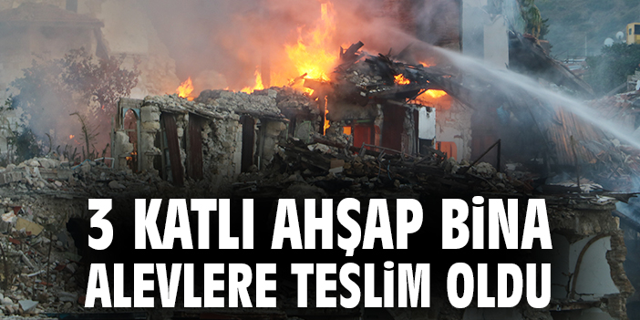 Antakya’da Ahşap Bina Kısa Sürede Yok Oldu!