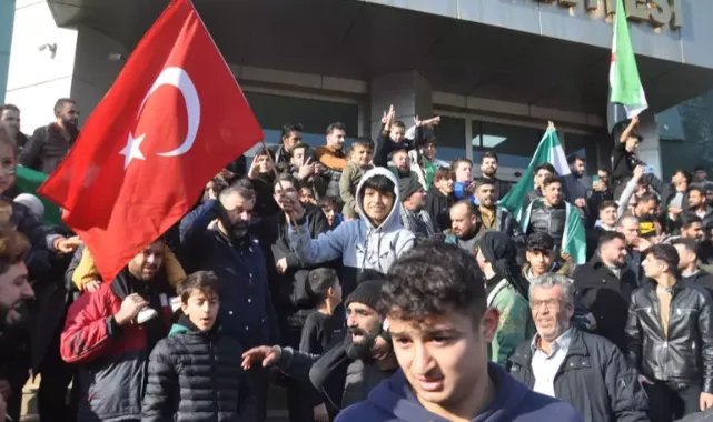 “Cilvegözü’nde Suriyelilerden Özgürlük Kutlaması”