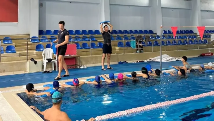 Çocuklar için İzmir’de Yüzme Eğitimi Başladı