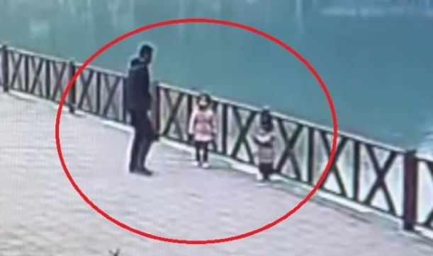 Baba Kızını Gölden Kurtardı, Güvenlik Kamerasında!
