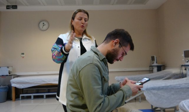 Gençlerde Akıllı Telefonun Tehlikeleri: ‘Text Neck’