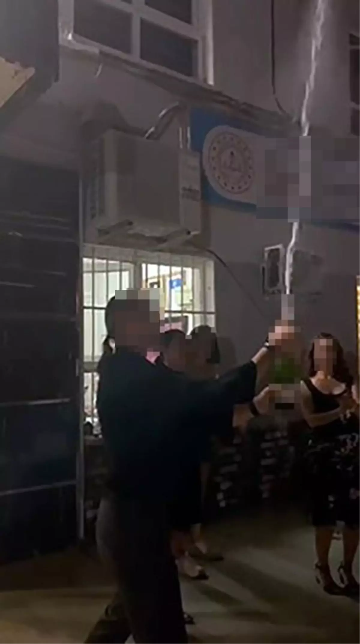 İzmir’de Mezuniyet Eğlencesine Şampanya Tepkisi!