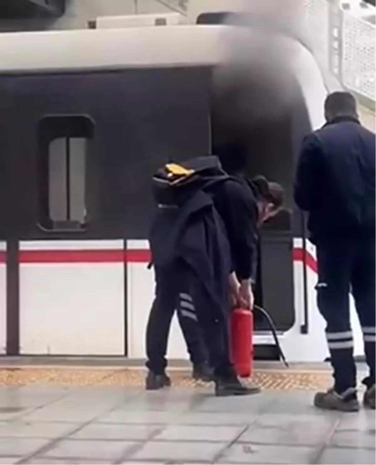 İzmir Metro’sunda Duman Alarmı: Yolcular Tahliye Edildi!
