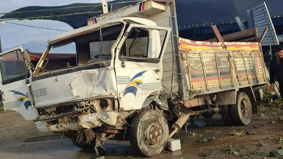 Kamyonet Park Halindeki Araçlara Çarptı: 1 Yaralı