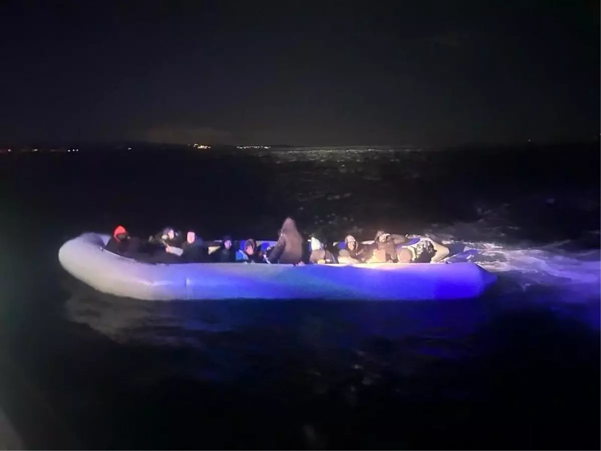 İzmir’de Motor Arızası Geçiren Botta 28 Göçmen Kurtarıldı