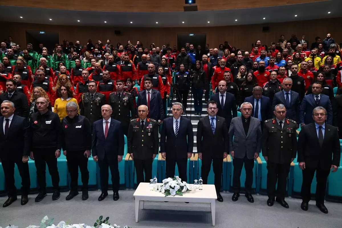 İzmir’de Deprem Şehitleri İçin Anma Töreni Düzenlendi