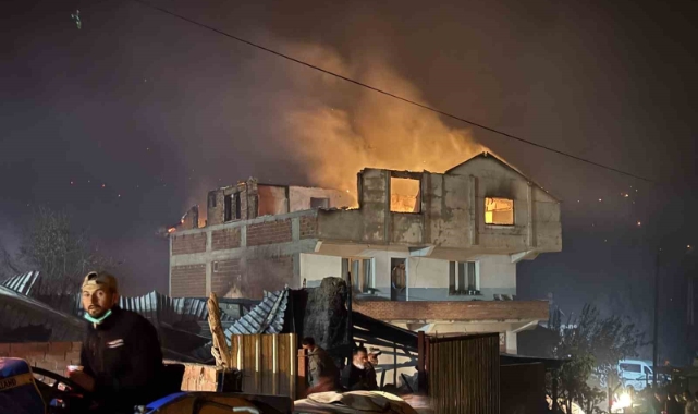 Hacılar Mahallesi’nde Korkutan Yangın! 3 Ev Yandı