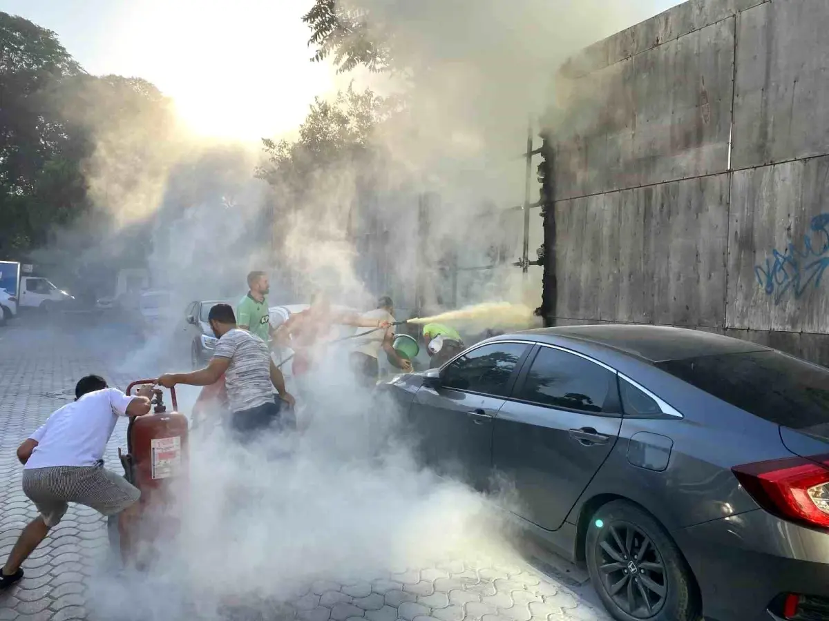 İzmir’de Yangın: İki Araç Küle Döndü, Şüpheli Yakalandı!