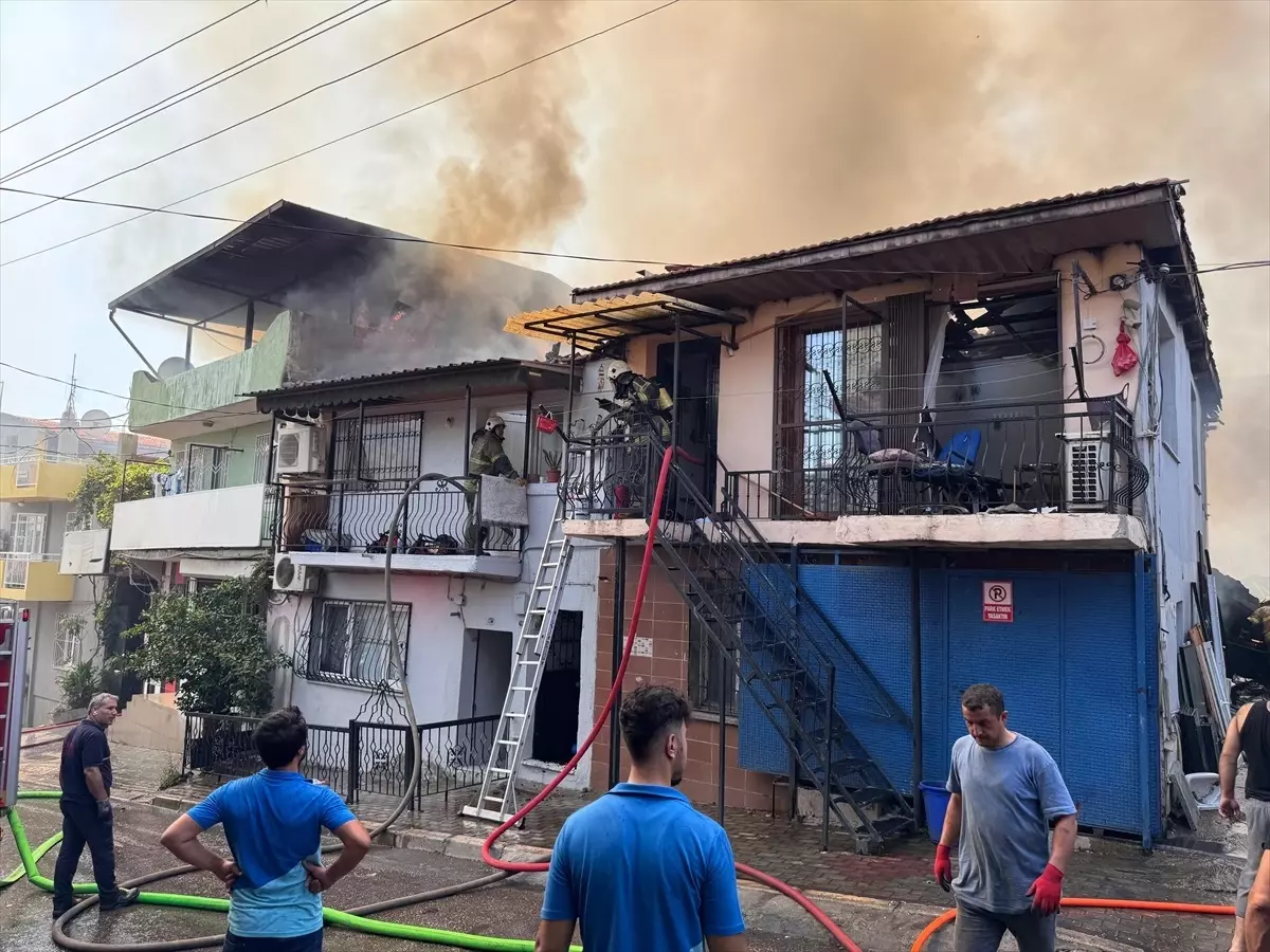 İzmir’de Evdeki Yangın Çevreyi Sardı!