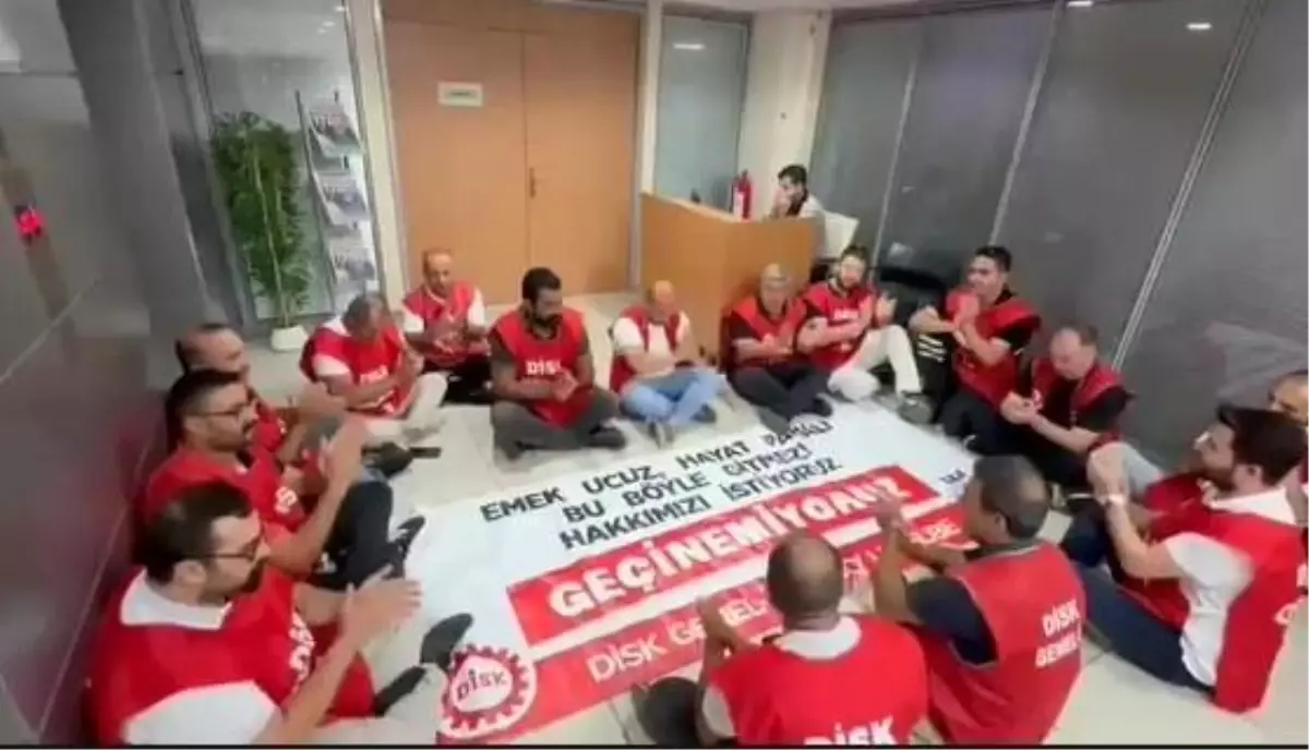 İzmir’de İşçiler, Maaşlar İçin Başkanlık Önünde!
