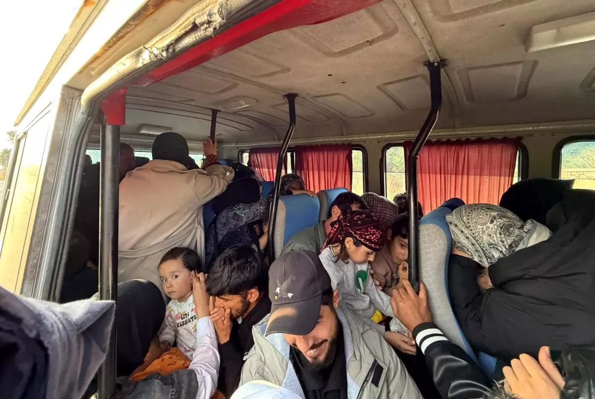 İzmir’de 40 Düzensiz Göçmen ve Organizator Yakalandı!