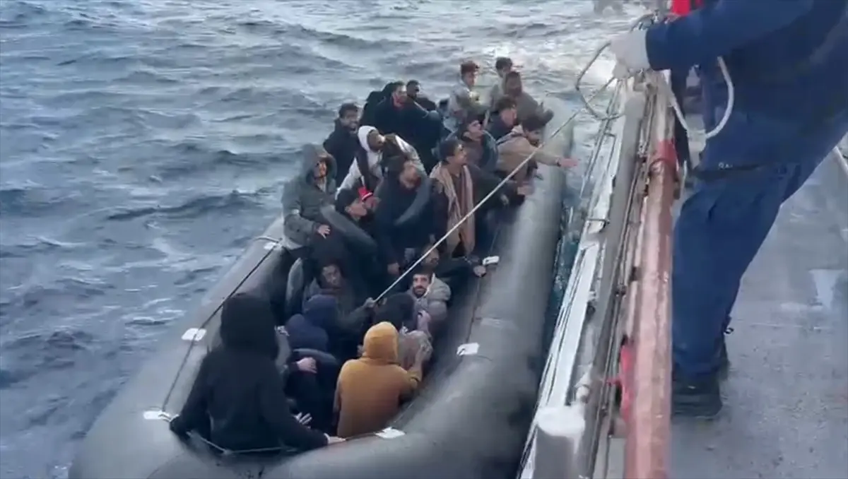 İzmir’de 37 Düzensiz Göçmen Yakalandı ve Kurtarıldı