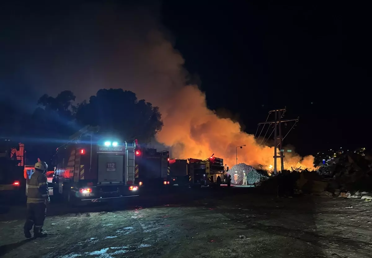 Menemen’de Çöp Alanında Yangın Kontrol Altına Alındı