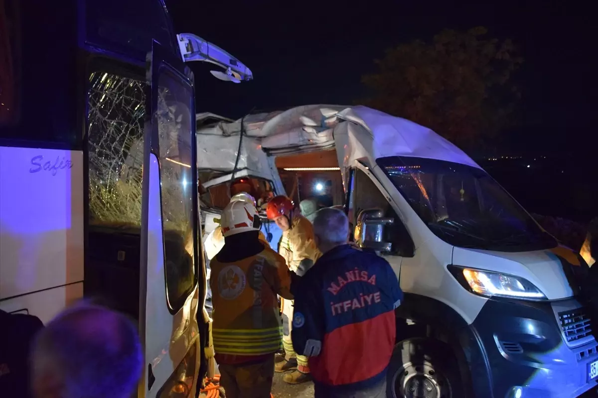 Kemalpaşa’da Feci Kaza: 13 Kişi Yaralı