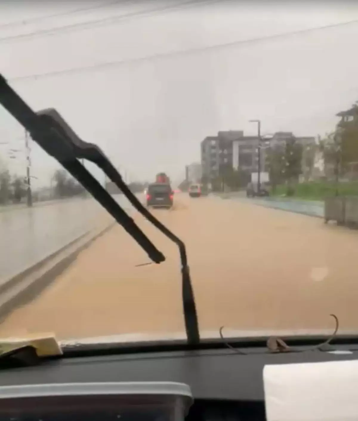 Aliağa’da Aniden Bastıran Sağanak Hayatı Olumsuz Etkiledi