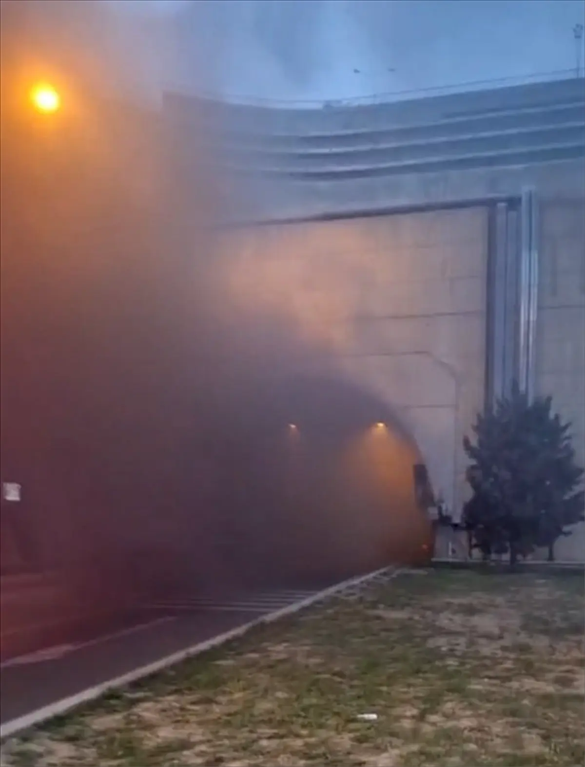 İzmir Konak Tüneli’nde Otomobil Alev Alev Yandı!