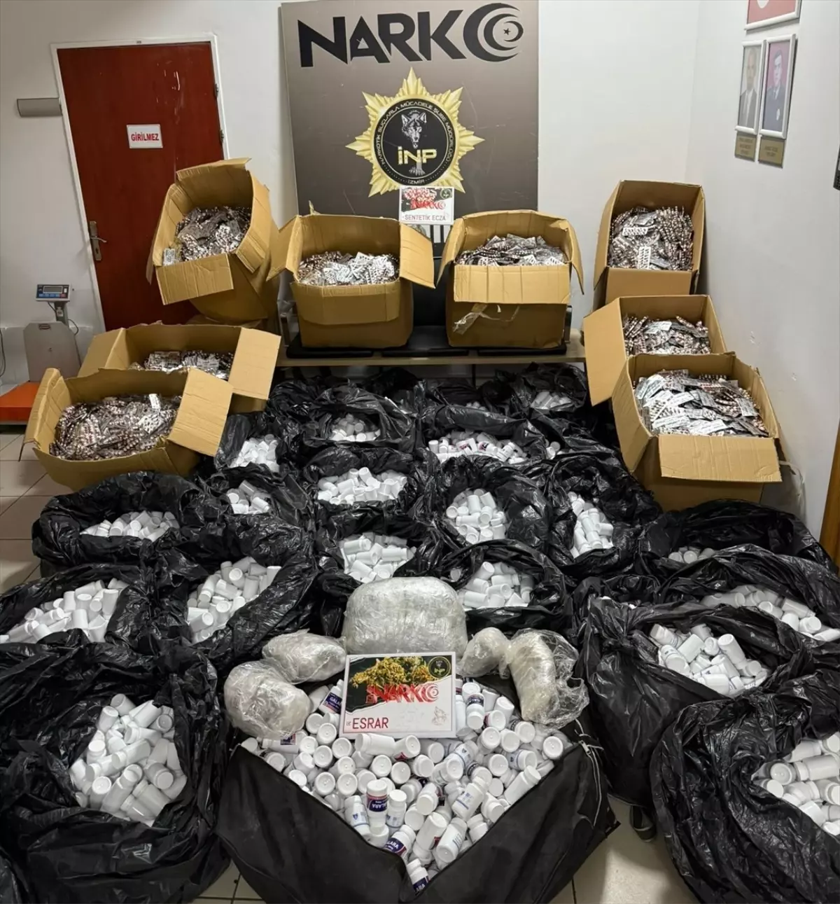 İzmir’de Uyuşturucu Operasyonu: 550 Bin Hap Ele Geçirildi!