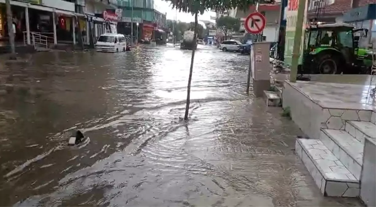 İzmir’de Kuvvetli Yağışlar Hayatı Olumsuz Etkiledi!