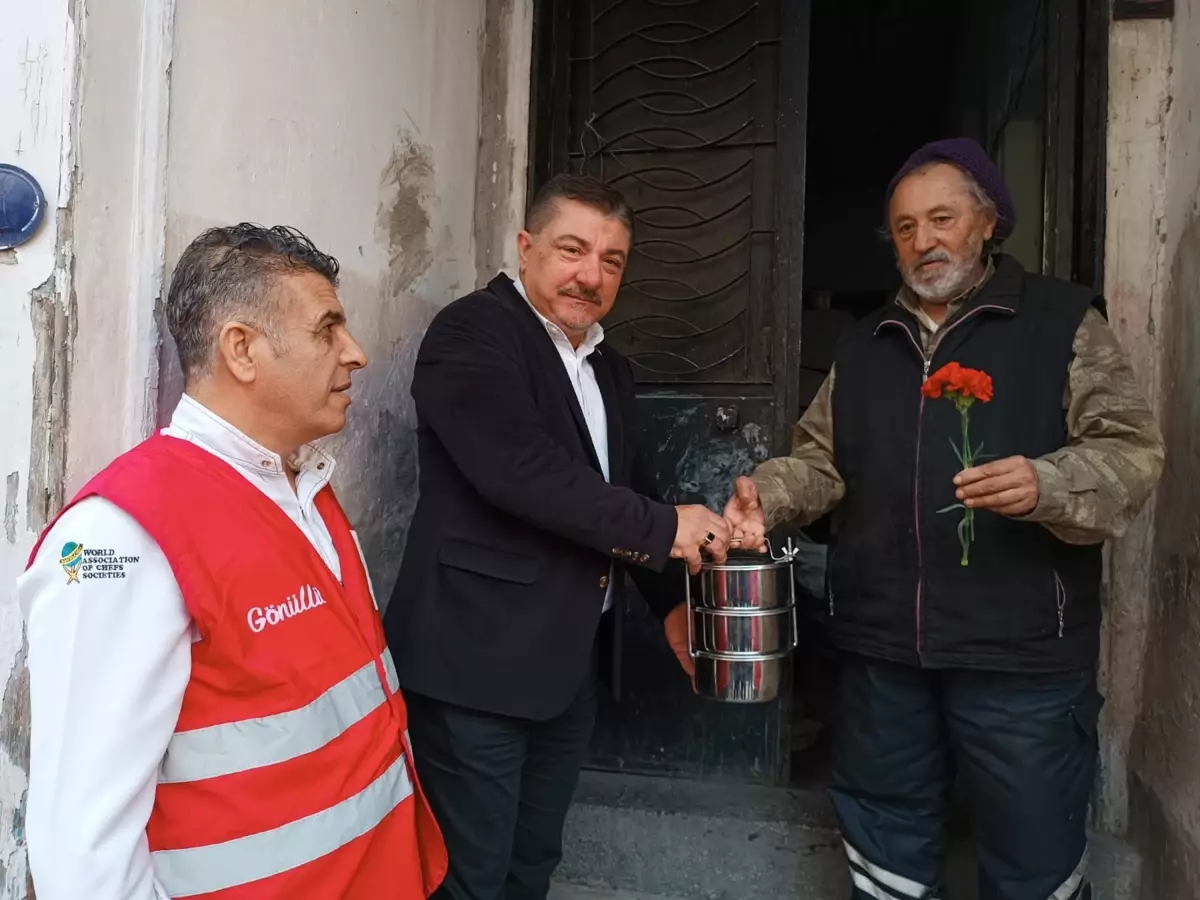 İzmir’de Kızılay’a Silahlı Saldırı, Yardım Devam Ediyor