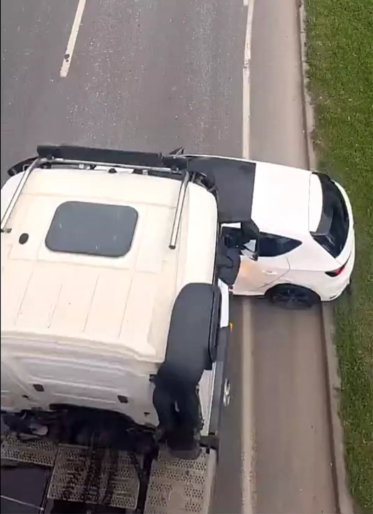 Bayraklı’da Korkunç Kaza: Kadın Sürücü Mahsur Kaldı!