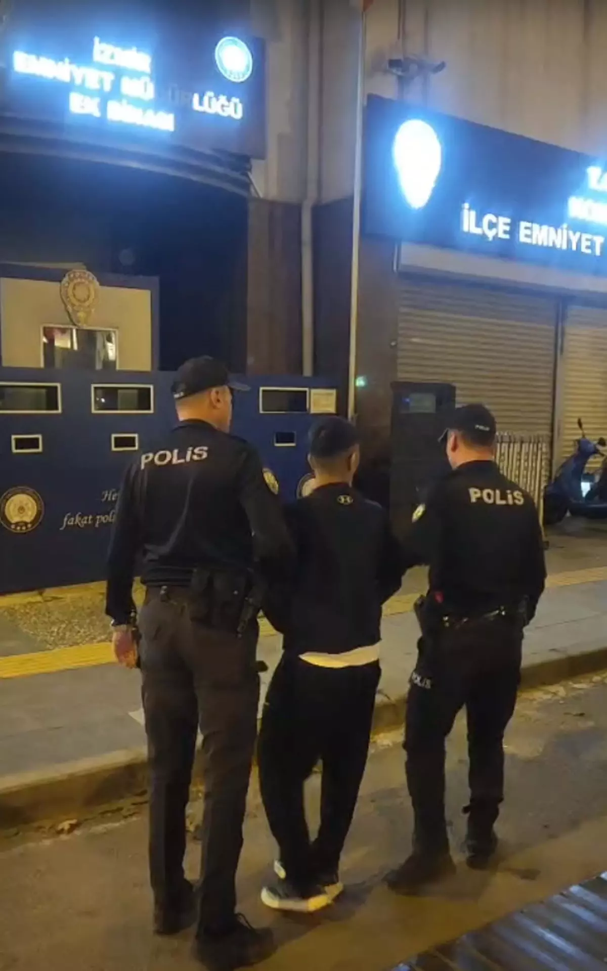 İzmir’de Hakkında 50 Yıl Hapis Cezası Bulunan Genç Tutuklandı