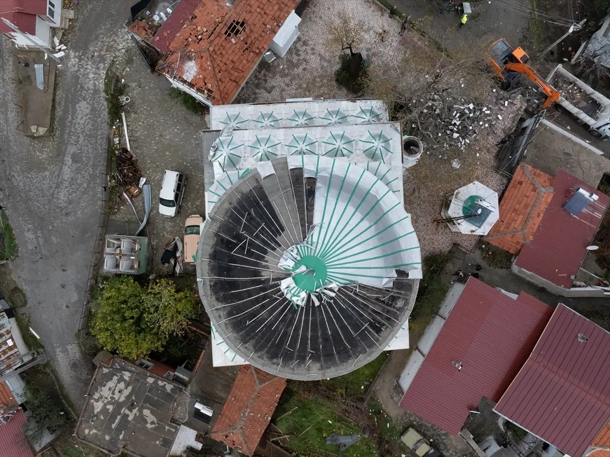 İzmir’de Sağanak ve Rüzgar Hayatı Olumsuz Etkiledi