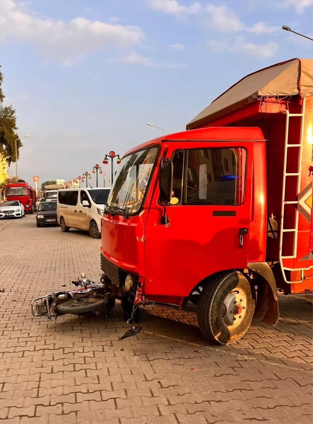 İzmir’de Motosiklet-Kamyonet Çarpışması: 1 Yaralı