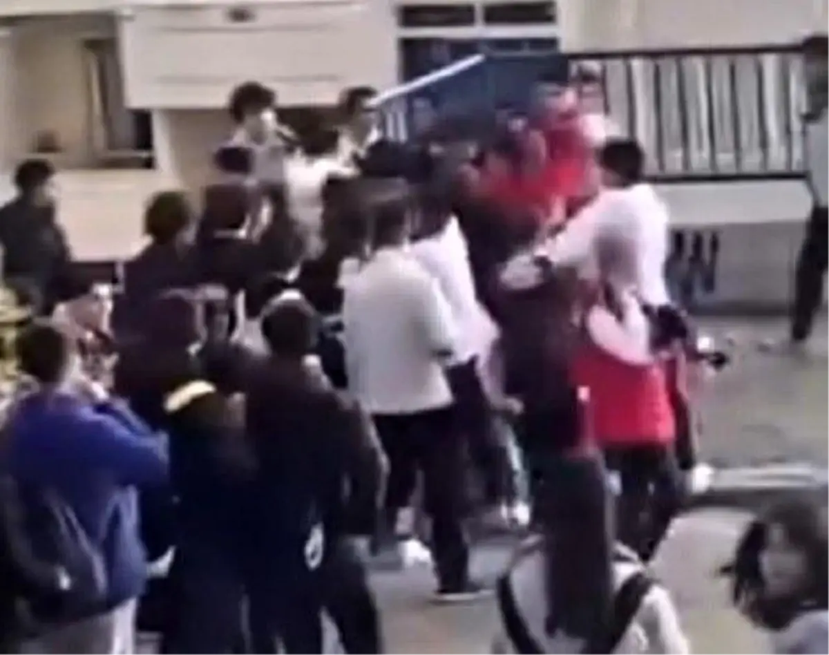 Buca’da Öğrenciler Arasında Tekme Tokatlı Kavga!