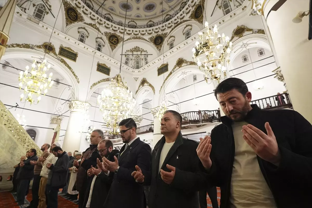 Üç Ayların Müjdecisi: Regaip Kandili İzmir’de Coşkuyla İdrak Edildi