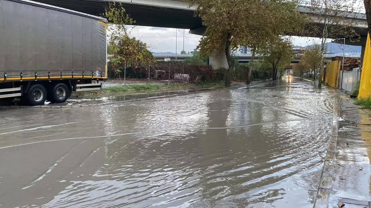 İzmir’de Sağanak Yağmur, Trafiği Felç Etti!