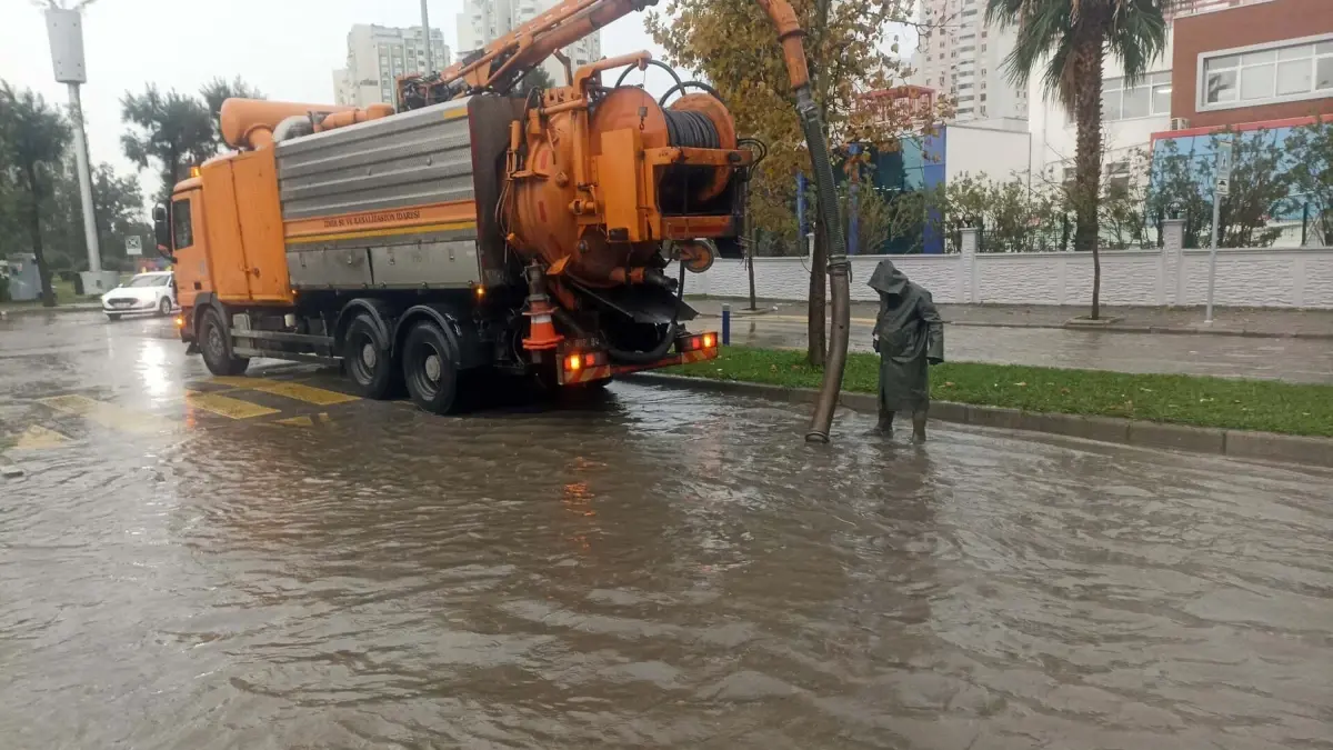İzmir’de Sağanak Nedeniyle Çukurlar Oluştu!