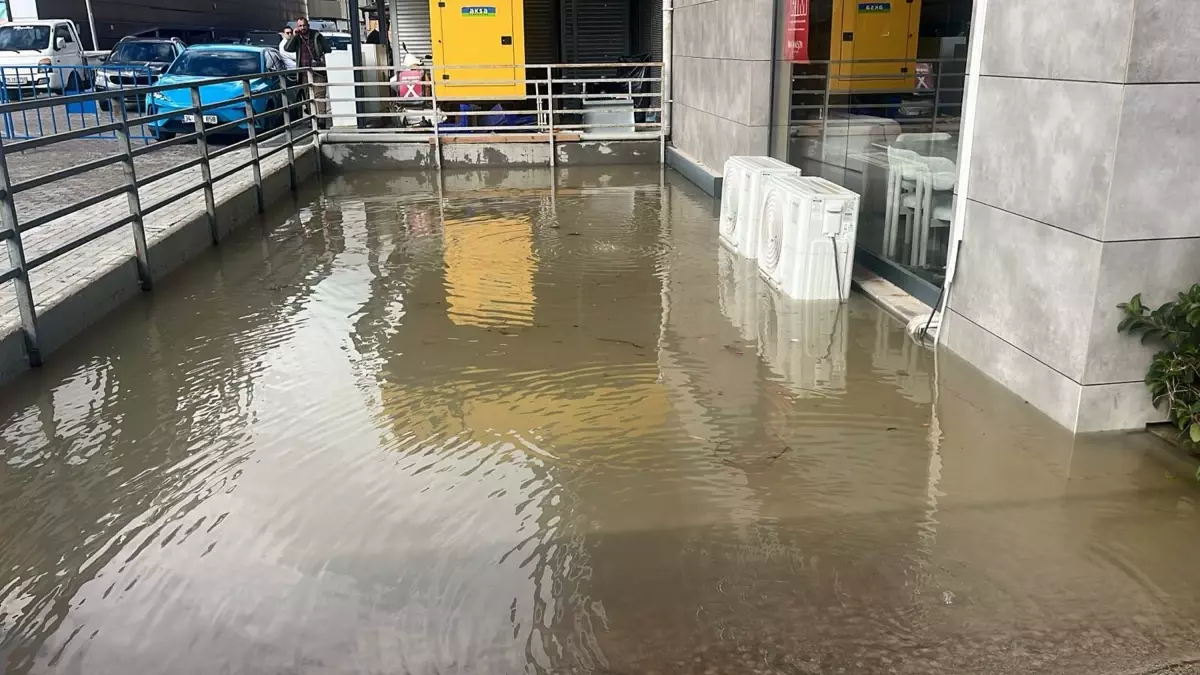 Çeşme’de Sağanakla Gelen Su Baskınına Müdahale!