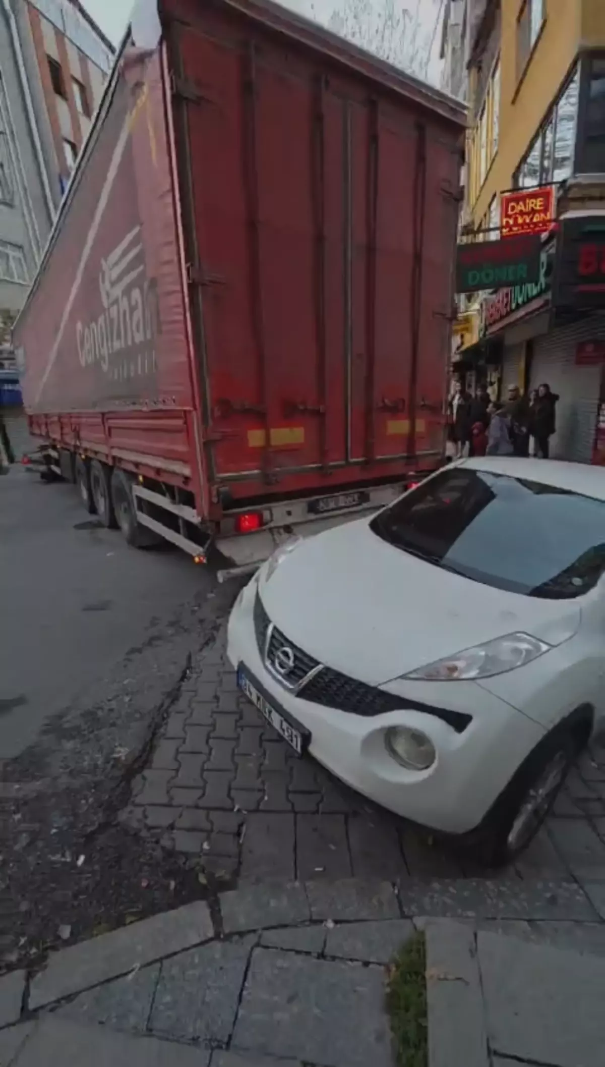 Kağıthane’de Tır, Park Halindeki Araçları Vurdu!