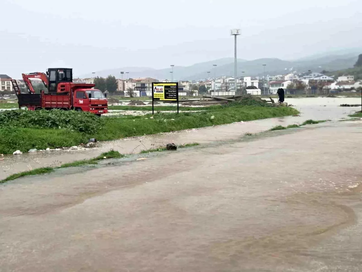 İzmir’de Sağanak Sele Dönüştü: Su Baskınları Yaşanıyor