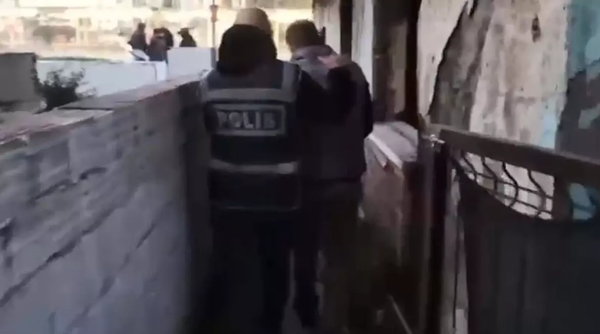 İzmir’de 4 Firari Siber Dolandırıcı Yakalandı!