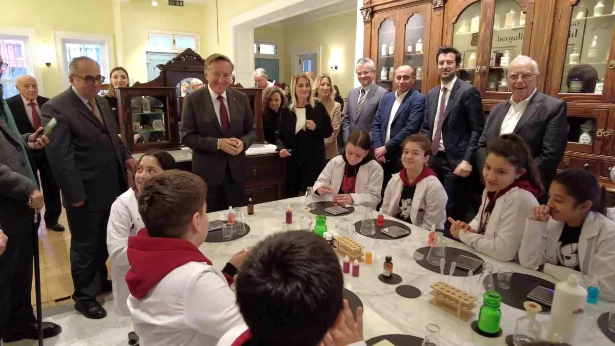 İzmir’de Bilimle Buluşma: Yeni Eczacılık Merkezi Açıldı