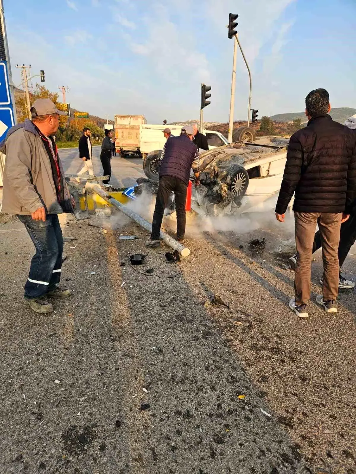 Menemen’de Takla Atan Otomobilde Gelin Yaralandı