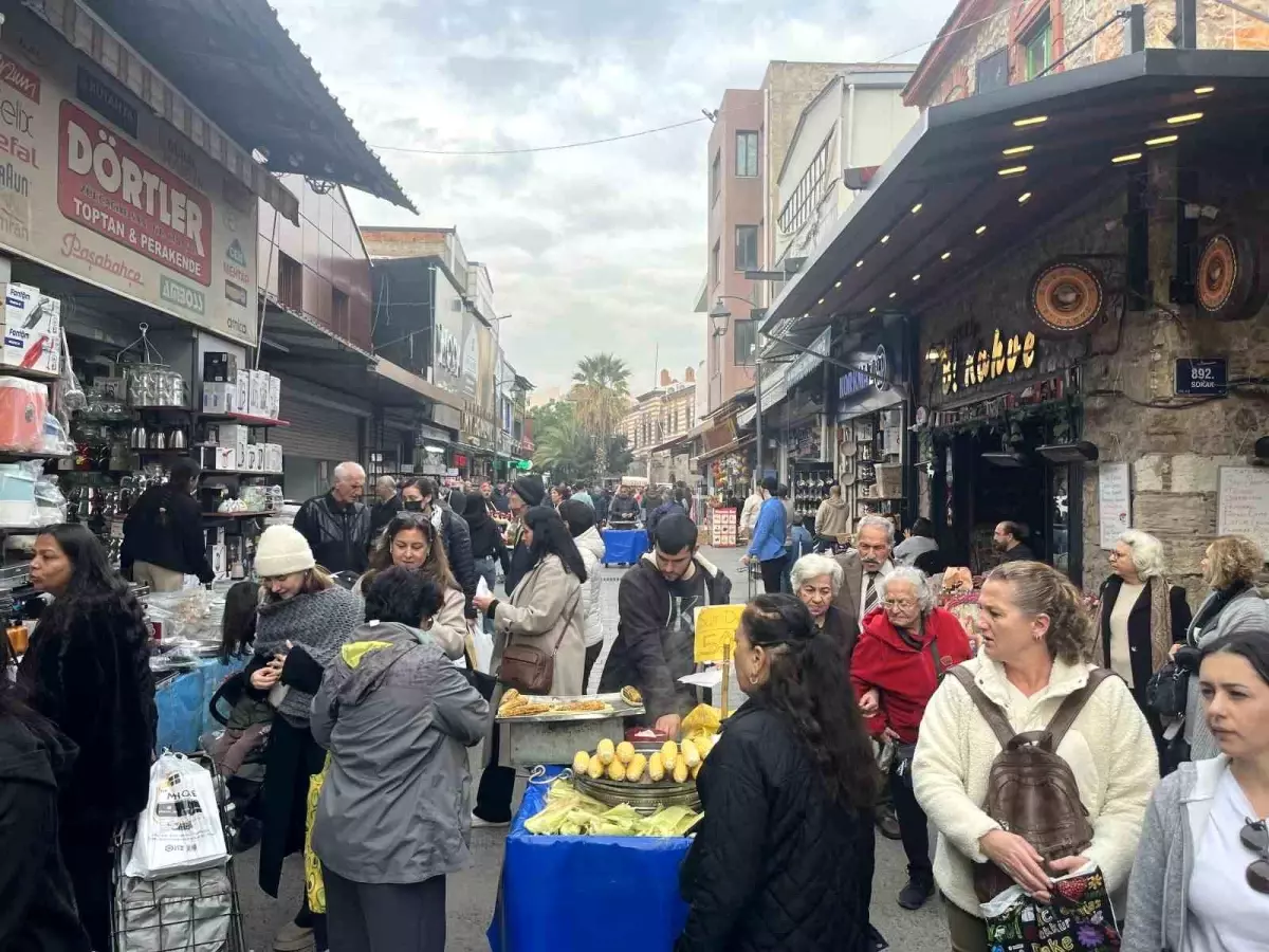Kemeraltı Çarşısı’nda Yeni Yıl Alışverişi Canlandı!