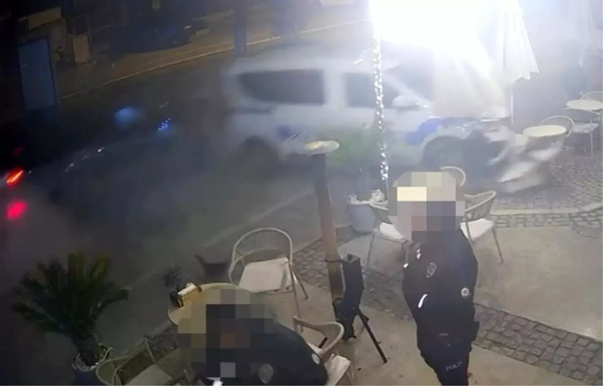 Polis Aracına Çarpan Otomobil Kafeteryaya Daldı!