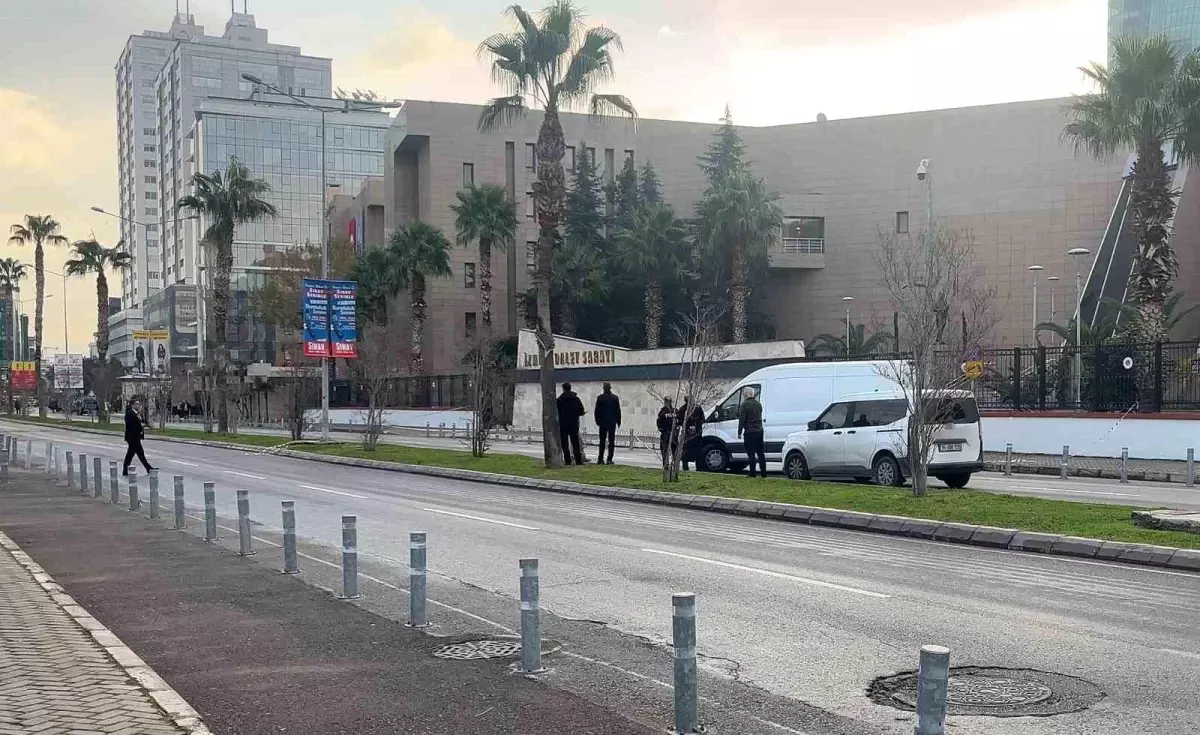 İzmir Adliyesi’nde Şüpheli Paket Paniği!