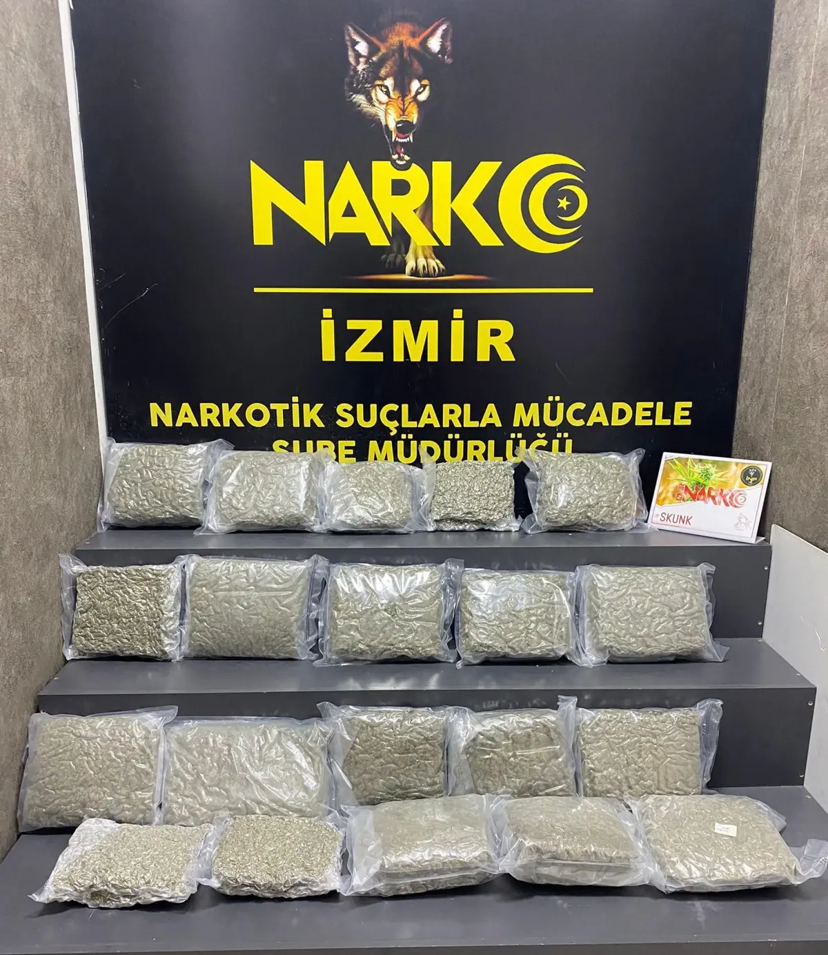 Kemalpaşa’da Araçta 21 Kilo Skunk Ele Geçirildi!