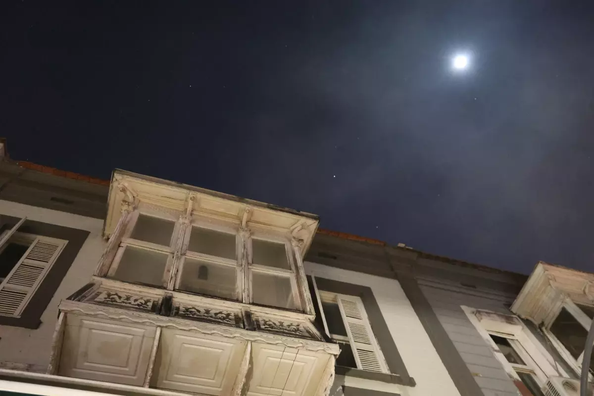 Alsancak’taki Kafede Yangın: Karı-Koca Hastaneye Kaldırıldı