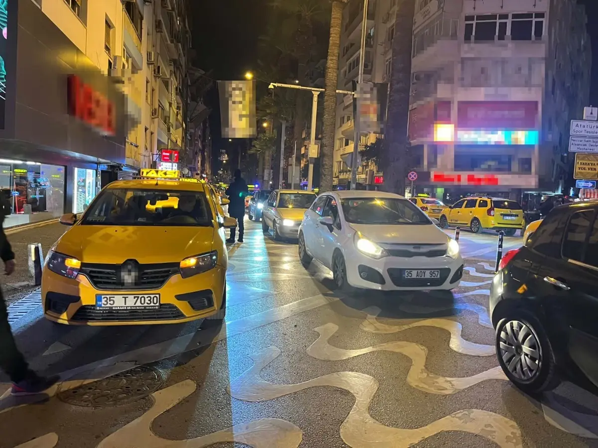 İzmir’de Yeni Yıl Coşkusu Sokaklarda Yaşandı!