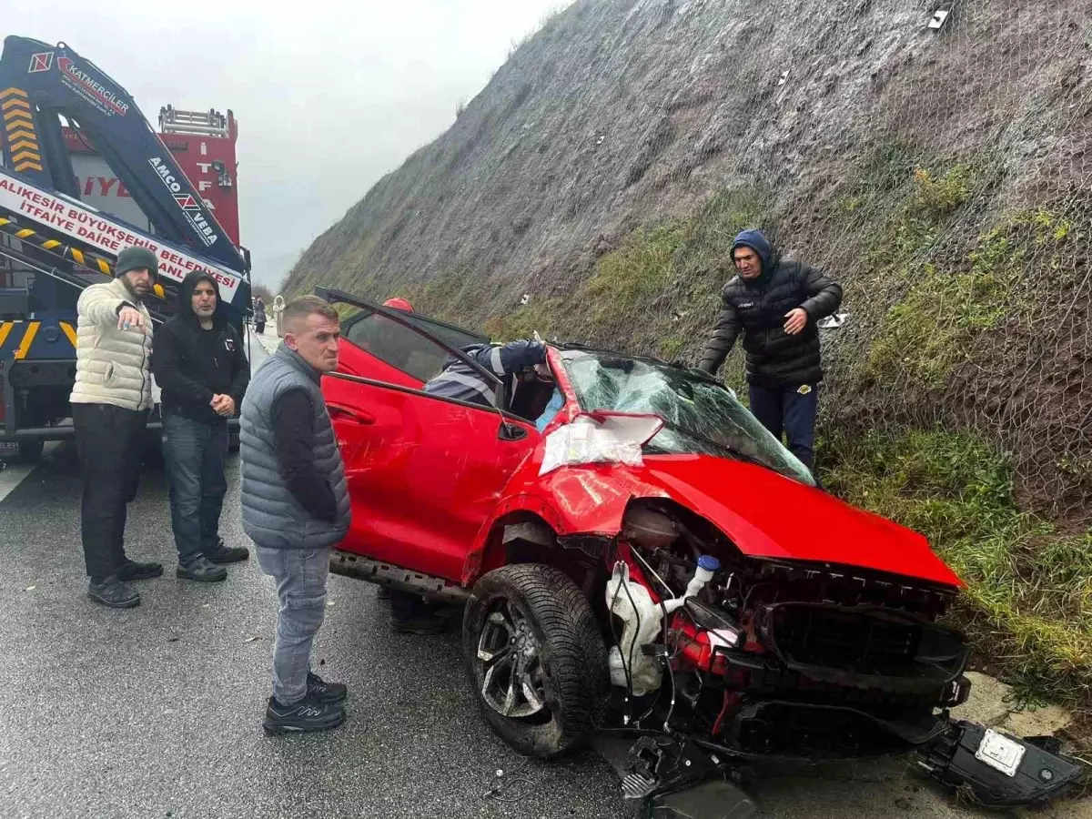 Balıkesir’de Kaza: 2 Yaralı, Araçta Sıkıştı!