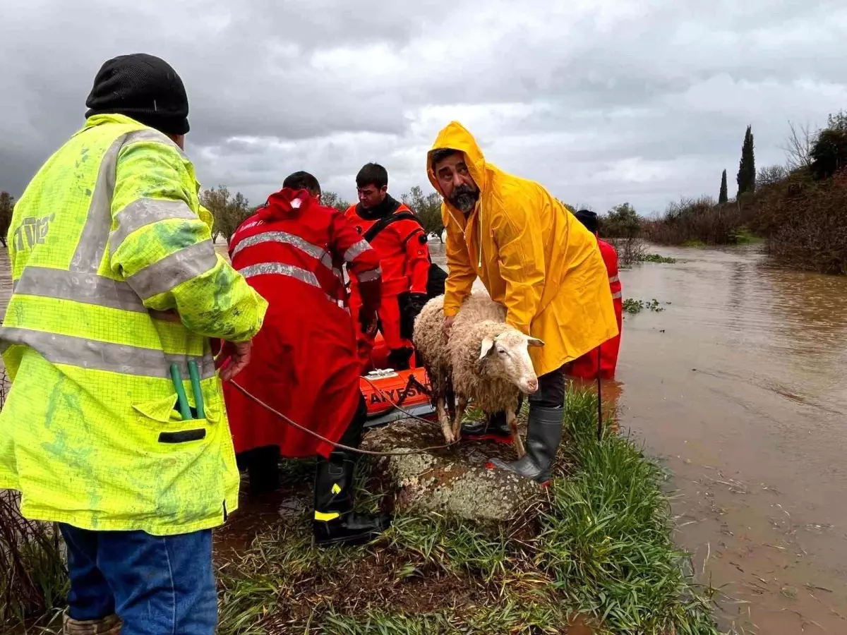 İzmir’de Sağanak Yağışa Karşı Ekipler Seferber!